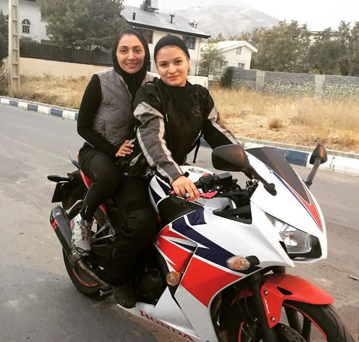 موتورسواری نیلوفر خوش‌خلق همسر امین حیایی/ عکس