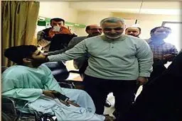 عیادت سردار سلیمانی از یک جانباز مدافع حرم/عکس