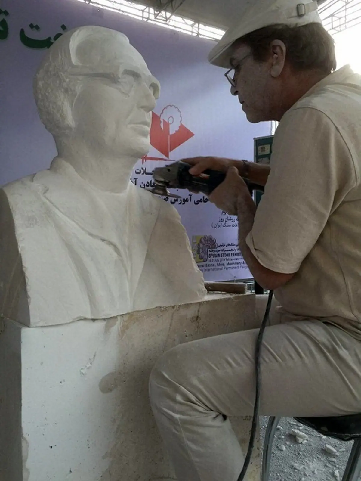 نصب مجسمه عباس کیارستمی در خانه سینما