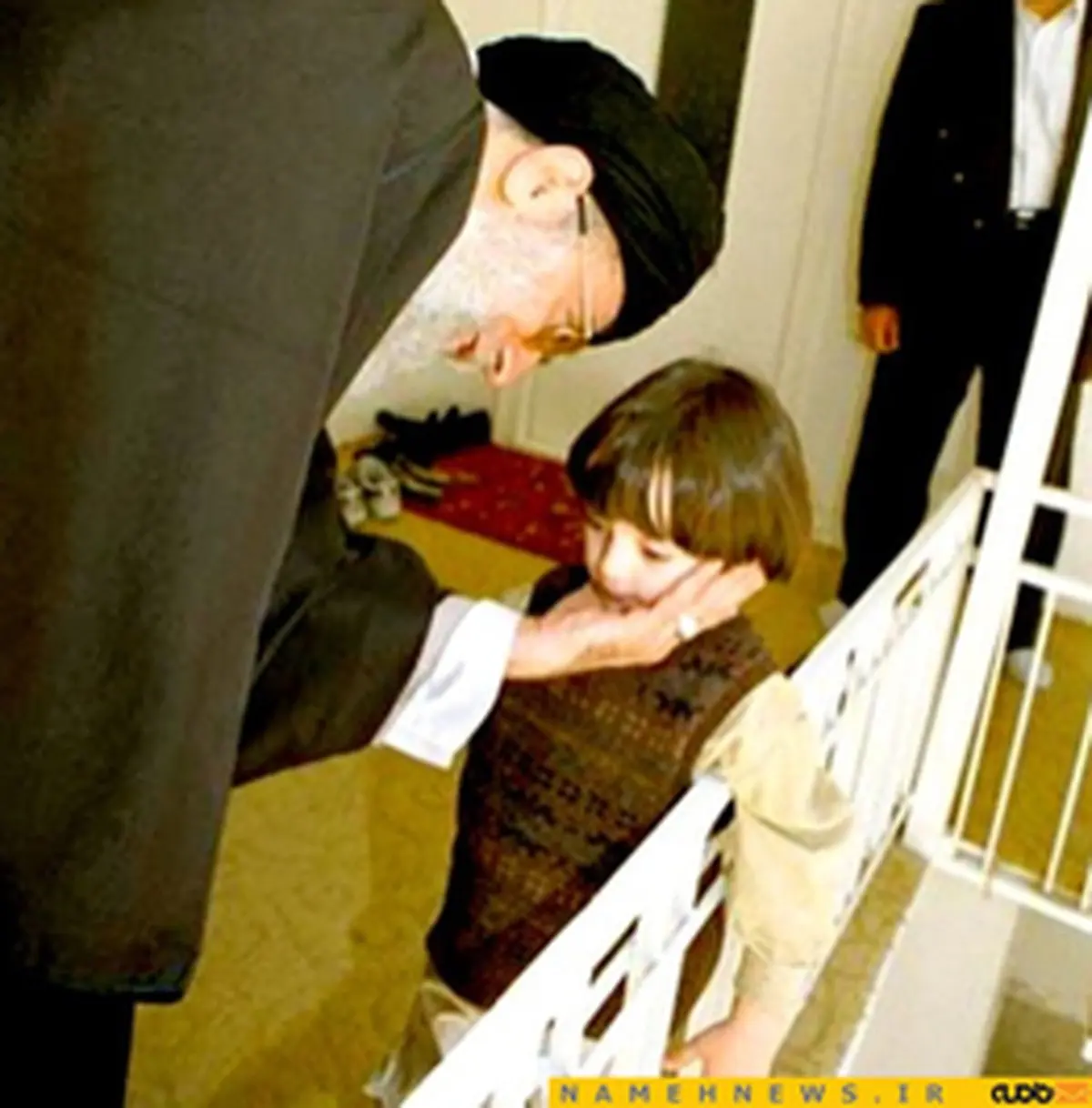 دست نوازش مقام معظم رهبری بر سر سید احمد خمینی/عکس