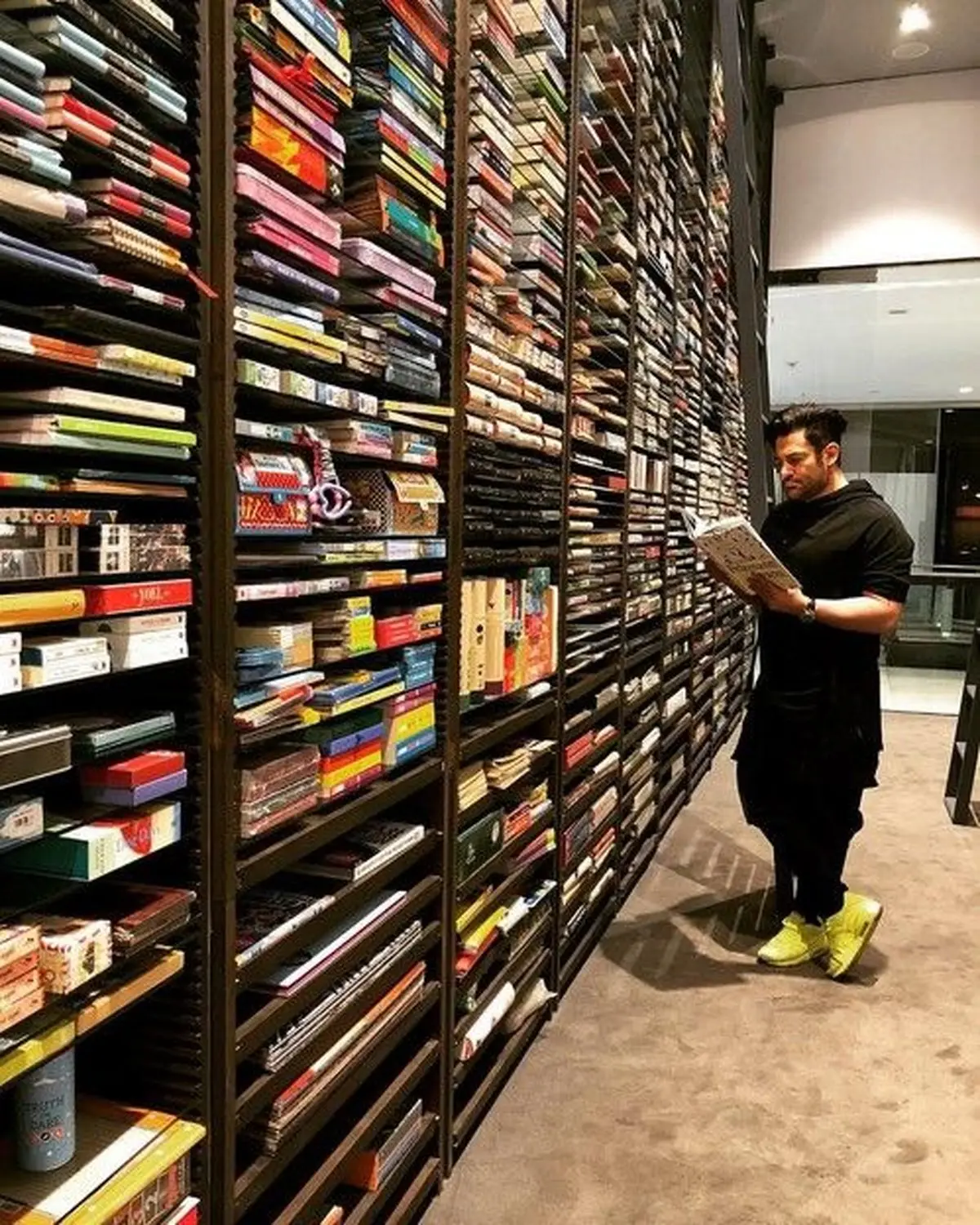 ژست دیده نشده از محمدرضا گلزار در کتابخانه / عکس