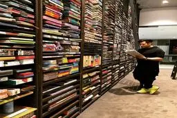 ژست دیده نشده از محمدرضا گلزار در کتابخانه / عکس