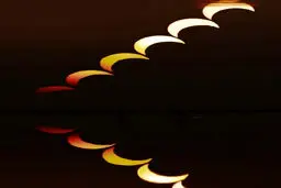 عکس / انعکاس خورشیدگرفتگی در دریاچه نمک سلطان