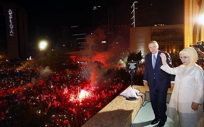 جشن پیروزی اردوغان درمیان هوادارانش/تصاویر