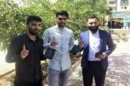 مهدی طارمی، محسن مسلمان و پسر سعید حدادیان پای صندوق رای /عکس