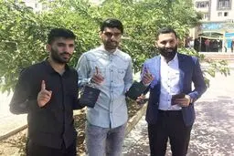 مهدی طارمی، محسن مسلمان و پسر سعید حدادیان پای صندوق رای /عکس
