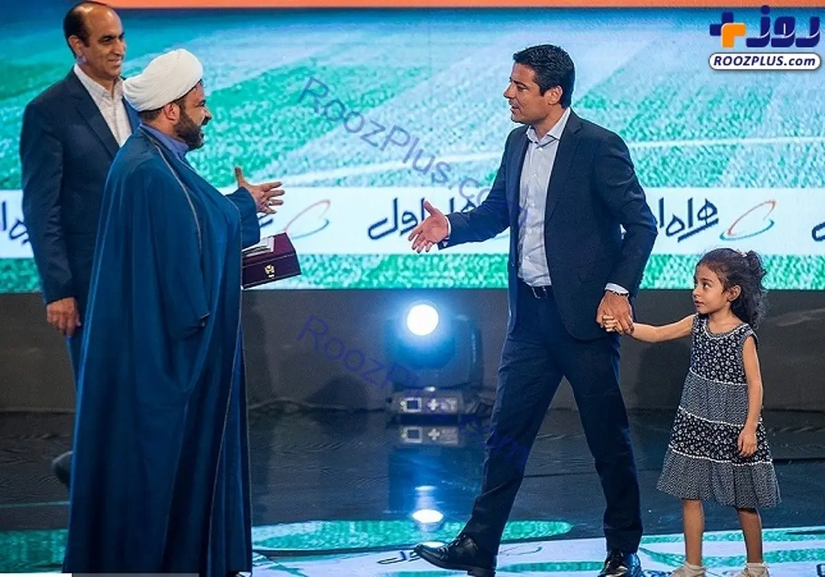 روحانی علاقه‌مند به فوتبال در آغوش فغانی! + عکس