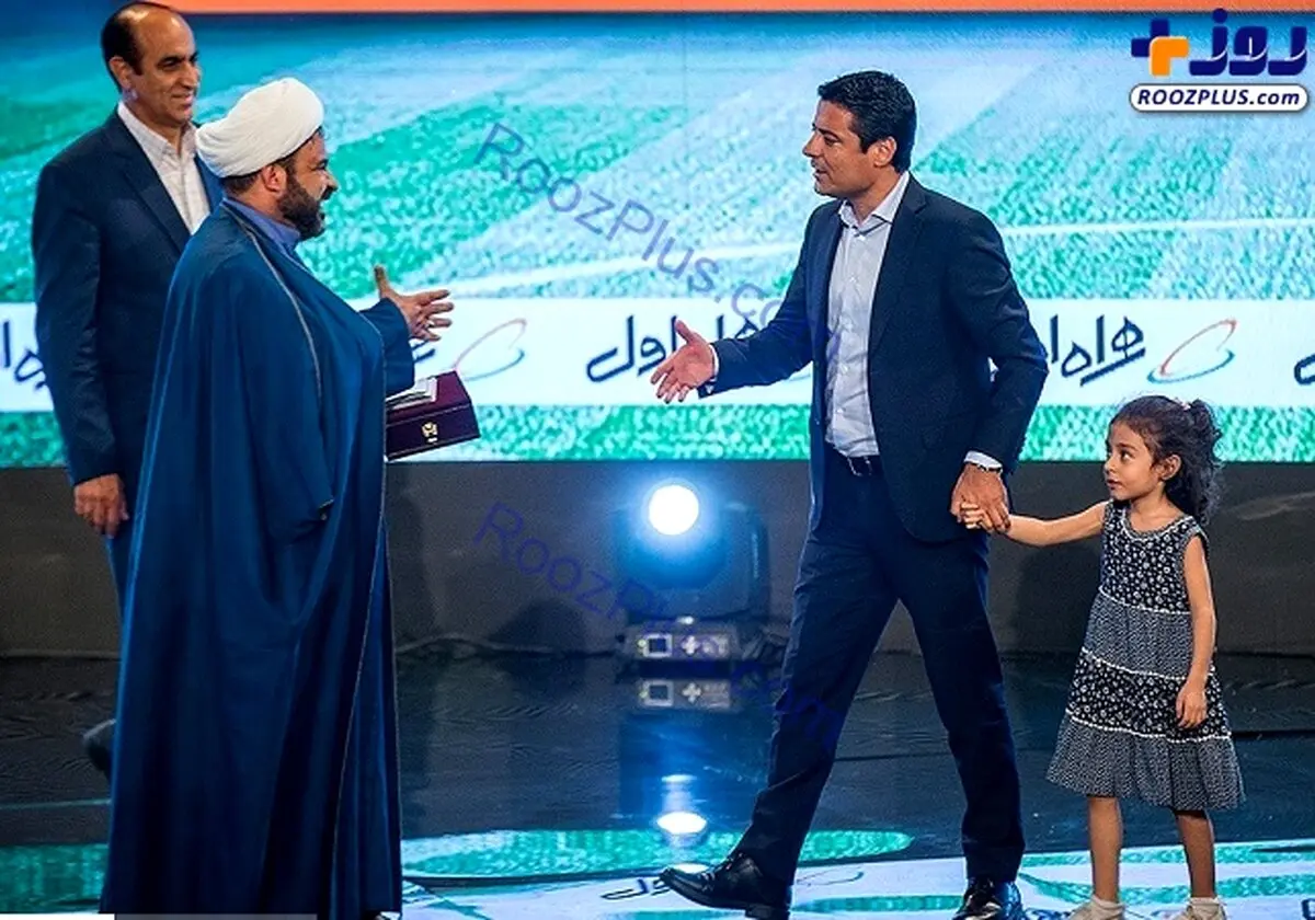 روحانی علاقه‌مند به فوتبال در آغوش فغانی! + عکس