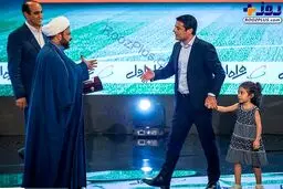 روحانی علاقه‌مند به فوتبال در آغوش فغانی! + عکس