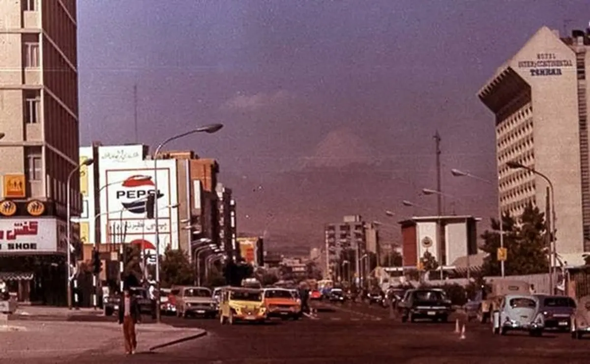 نمایی زیبا از یکی از خیابان های تهران در سال ۱۳۴۰