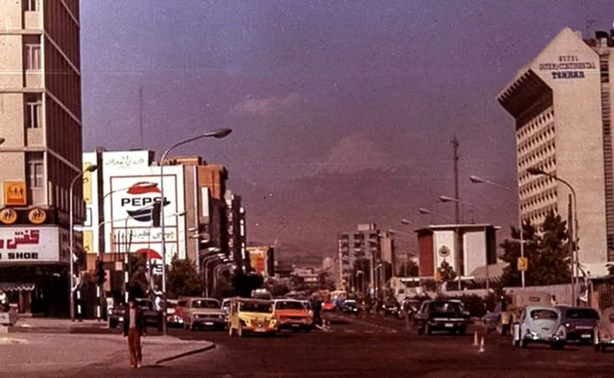 نمایی زیبا از یکی از خیابان های تهران در سال ۱۳۴۰