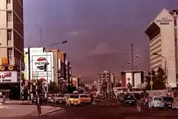 نمایی زیبا از یکی از خیابان های تهران در سال ۱۳۴۰