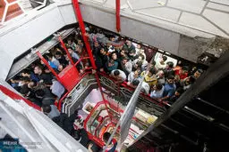 تجمع مغازه داران پاساژ علاءالدین در مقابل دفتر مدیریت/ تصاویر