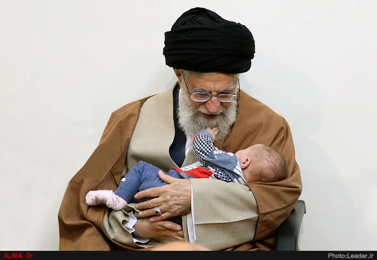 تصویری از یک نوزاد در آغوش رهبری