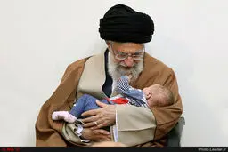 تصویری از یک نوزاد در آغوش رهبری