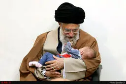 تصویری از یک نوزاد در آغوش رهبری
