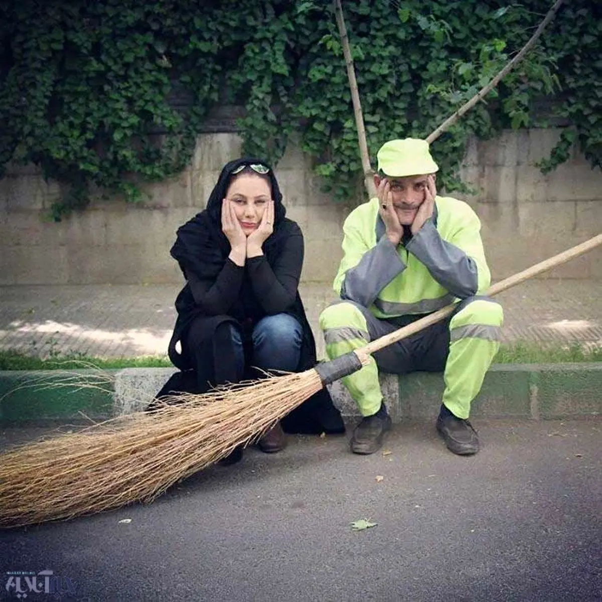 ادای احترام بهنوش بختیاری برای کارگر شهرداری/ عکس