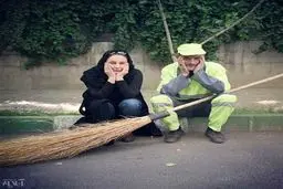 ادای احترام بهنوش بختیاری برای کارگر شهرداری/ عکس