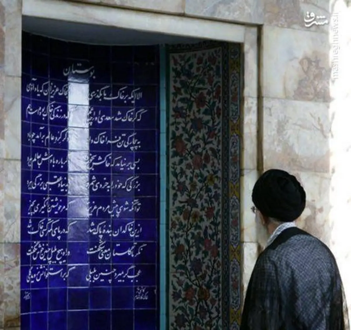 تصویری کمتر دیده شده از رهبرانقلاب در حال مطالعه بخشی از بوستان سعدی