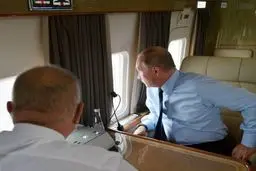 میزکار پوتین در هواپیما / تصاویر