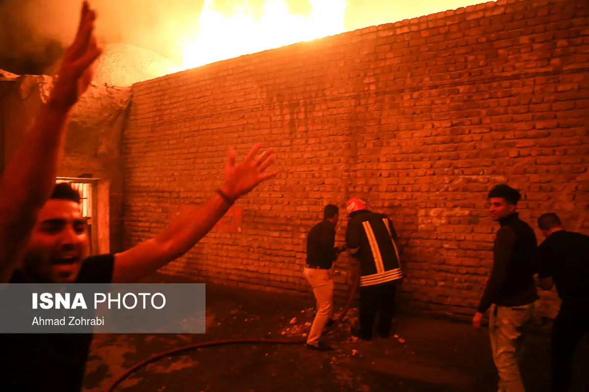 تصاوریری از وقوع آتش سوزی در جوار هیات عزاداری (قم)