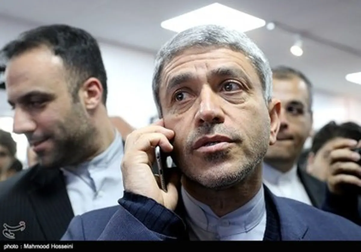 تلفن همراه وزیر اقتصاد/تصاویر