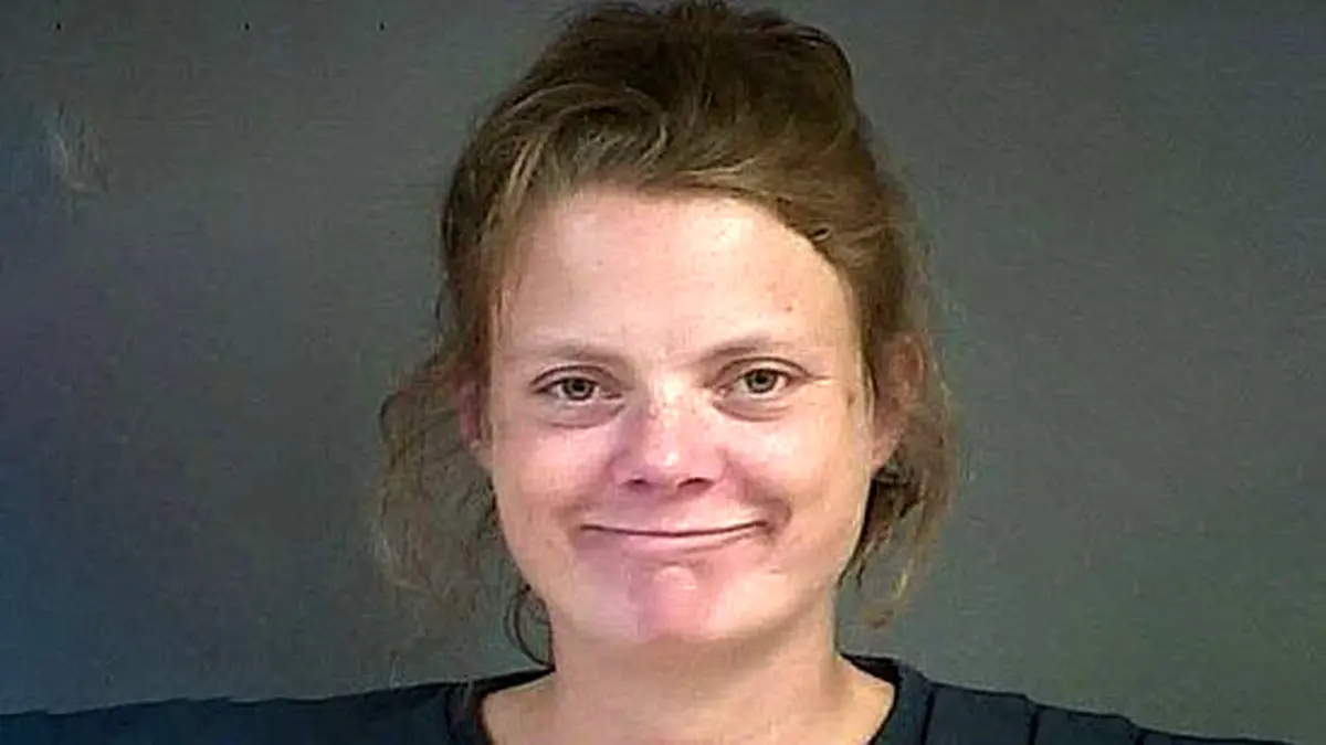 زن جوان به خاطر شوخی احمقانه با مامور پلیس دستگیر شد +عکس