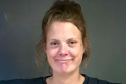 زن جوان به خاطر شوخی احمقانه با مامور پلیس دستگیر شد +عکس