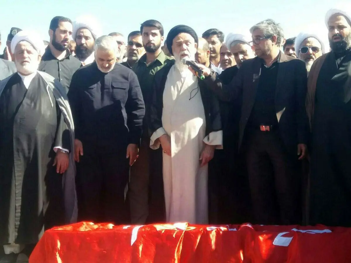 تصویری از نماز سردار سليمانی بر پيكر پدرش
