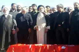 تصویری از نماز سردار سليمانی بر پيكر پدرش