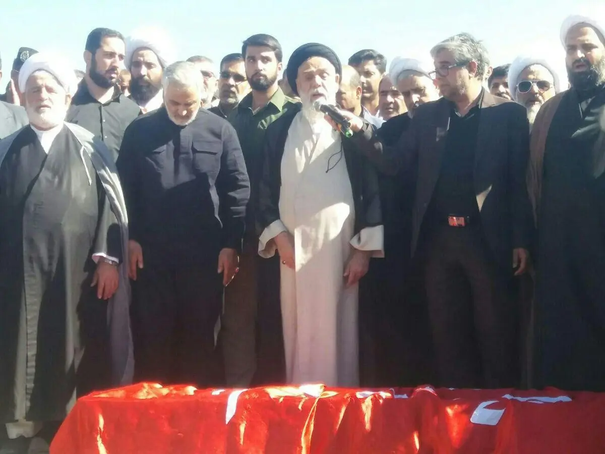 تصویری از نماز سردار سليمانی بر پيكر پدرش