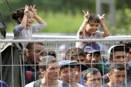 استقبال مردم اتریش از مهاجران سوری/ اتوبوس پناهجویان سوری-آسیایی به اتریش رسید