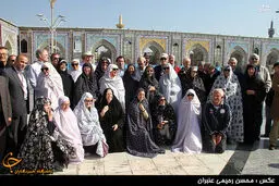 گردشگران خارجی با چادر گل‌ منگولی /عکس