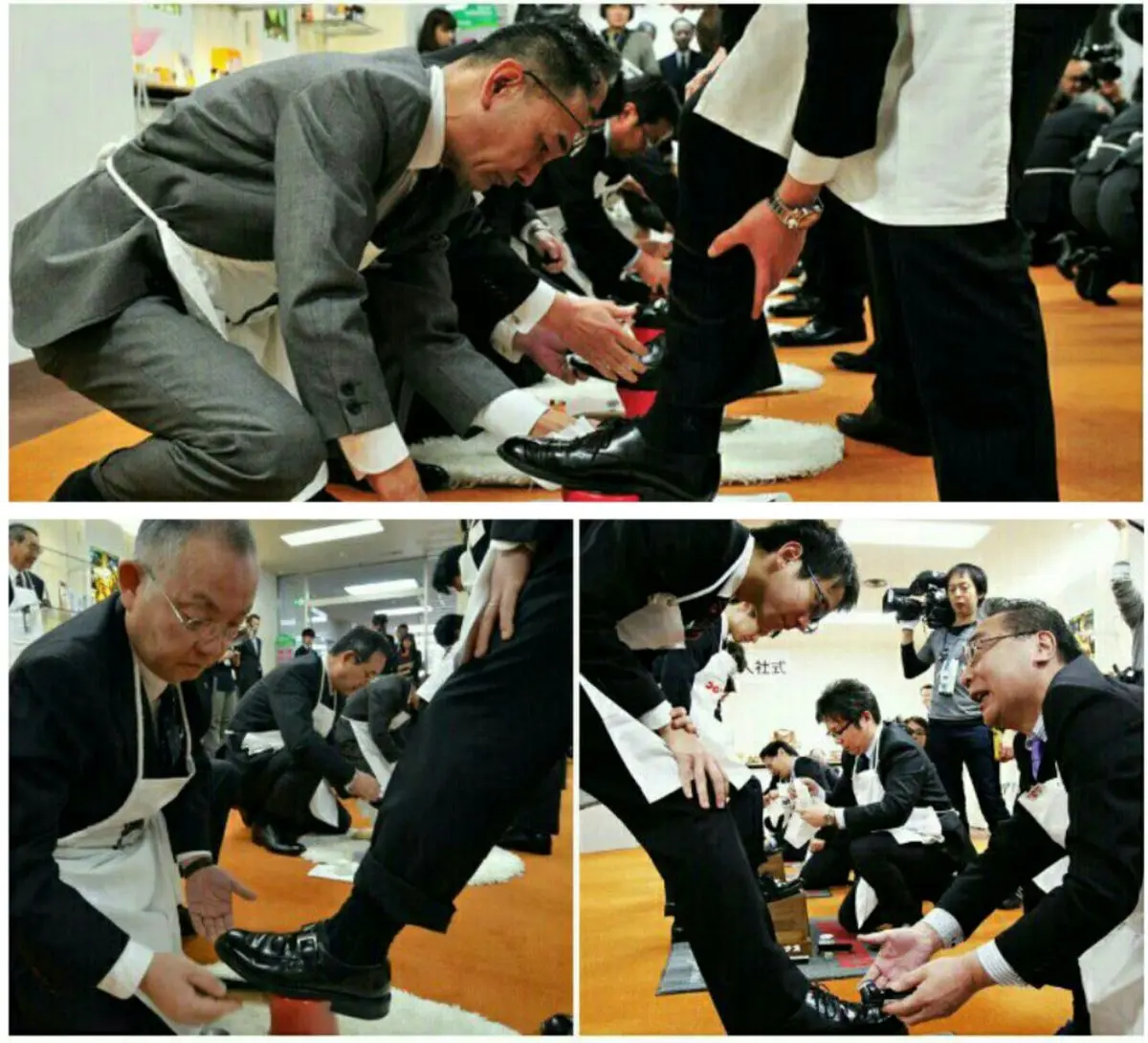 مدیرانی که کفش های کارمندان خود را واکس میزنند/ عکس