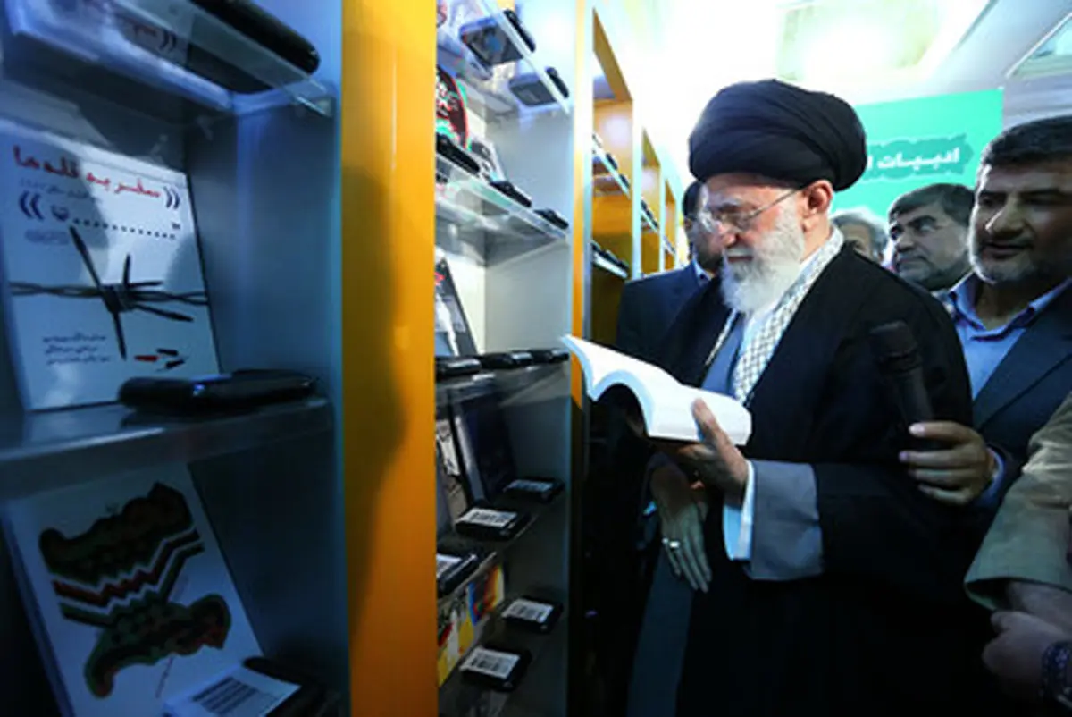 حضور رهبرانقلاب در نمایشگاه کتاب/ تصاویر