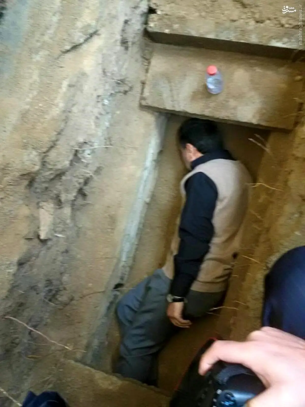 خوابیدن احمدی نژاد در قبر مادرش/ عکس