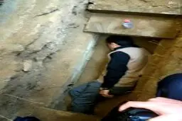 خوابیدن احمدی نژاد در قبر مادرش/ عکس