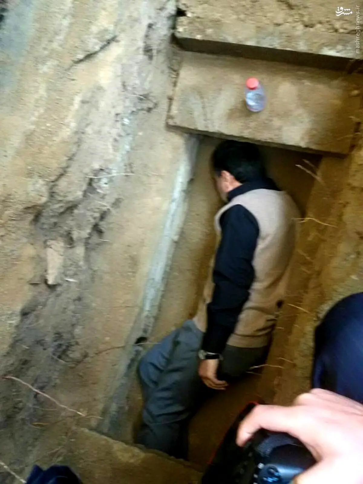 خوابیدن احمدی نژاد در قبر مادرش/ عکس