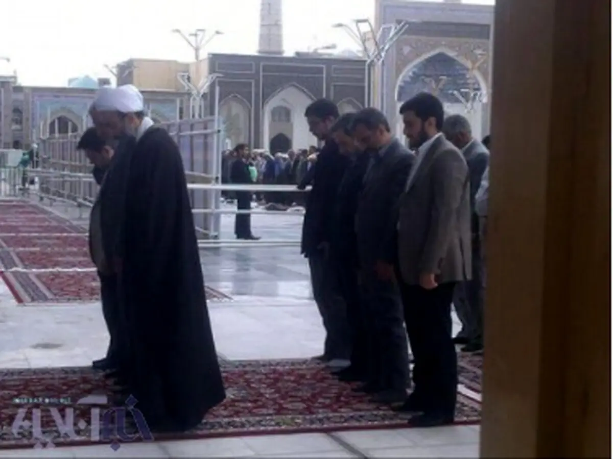 عضو تیم مذاکره‌کننده هسته‌ای در حرم امام رضا(ع) /عکس