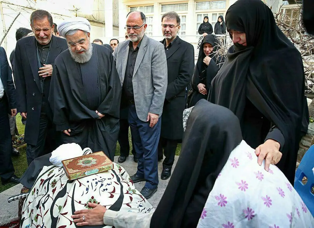 وداع تلخ رئیس‌جمهور با پیکر آیت‌الله هاشمی رفسنجانی/عکس