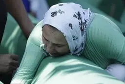 تصاویر | سالگرد بزرگ‌ترین قتل عام اروپا پس از جنگ جهانی دوم
