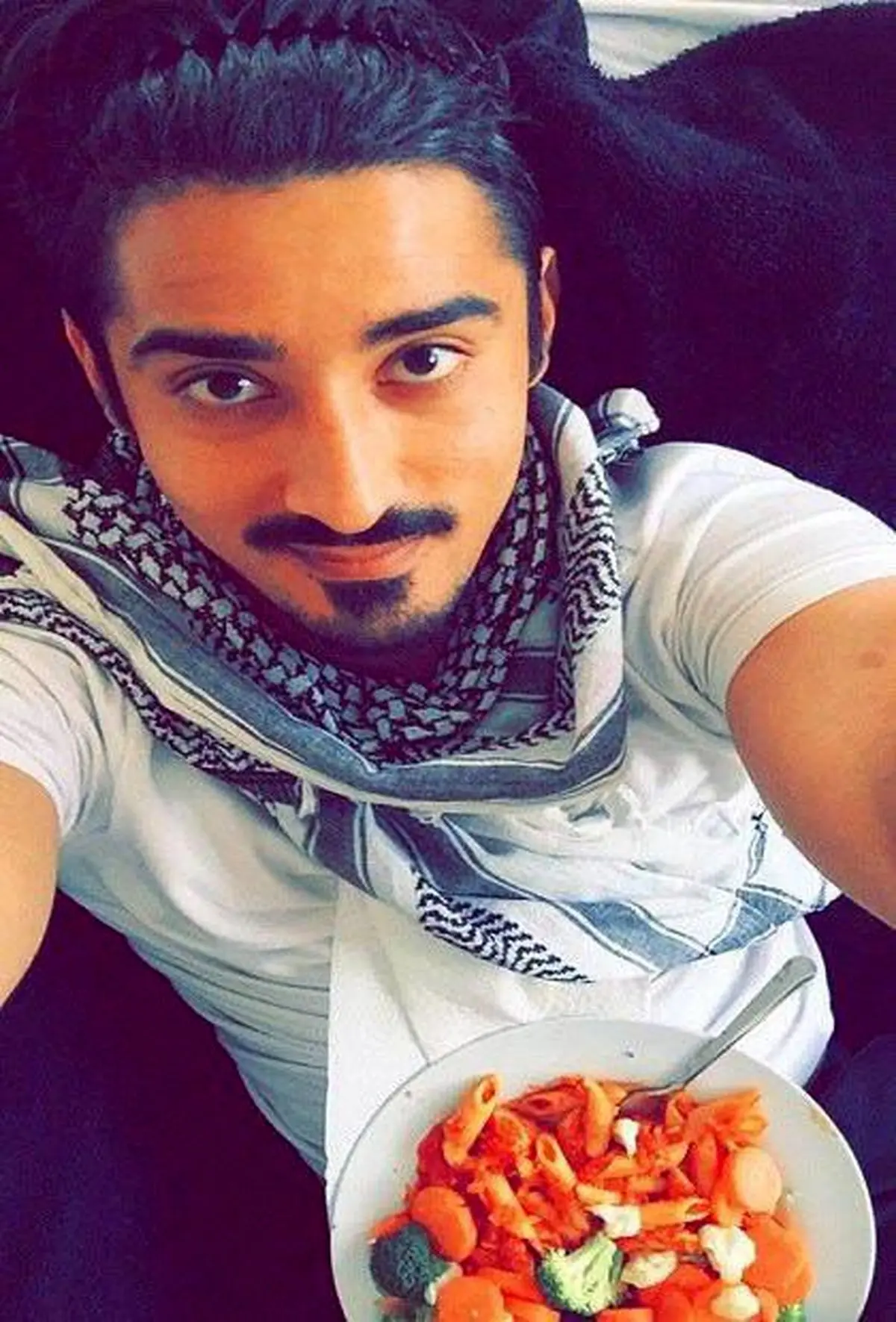 قوچان نژادبا چفیه پس از اخراج مربی اسراییلی/عکس