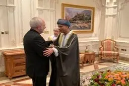 توئیت ظریف درباره روابط "بسیار صمیمی" ایران و عمان + متن