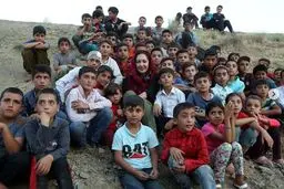 بازیگر زن مشهور سینما میان کودکان روسای شیخ لر خوی + عکس