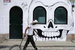 درب ورودی سفارت عربستان در یمن+تصاویر