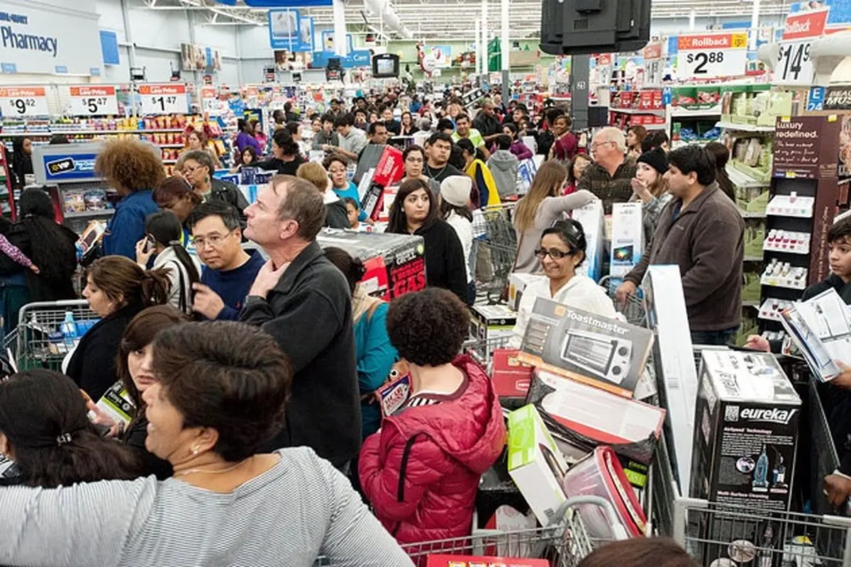 روز آتش زدن به مال در جمعه سیاه/ بزرگترین حراجی دنیا چقدر درآمد دارد؟