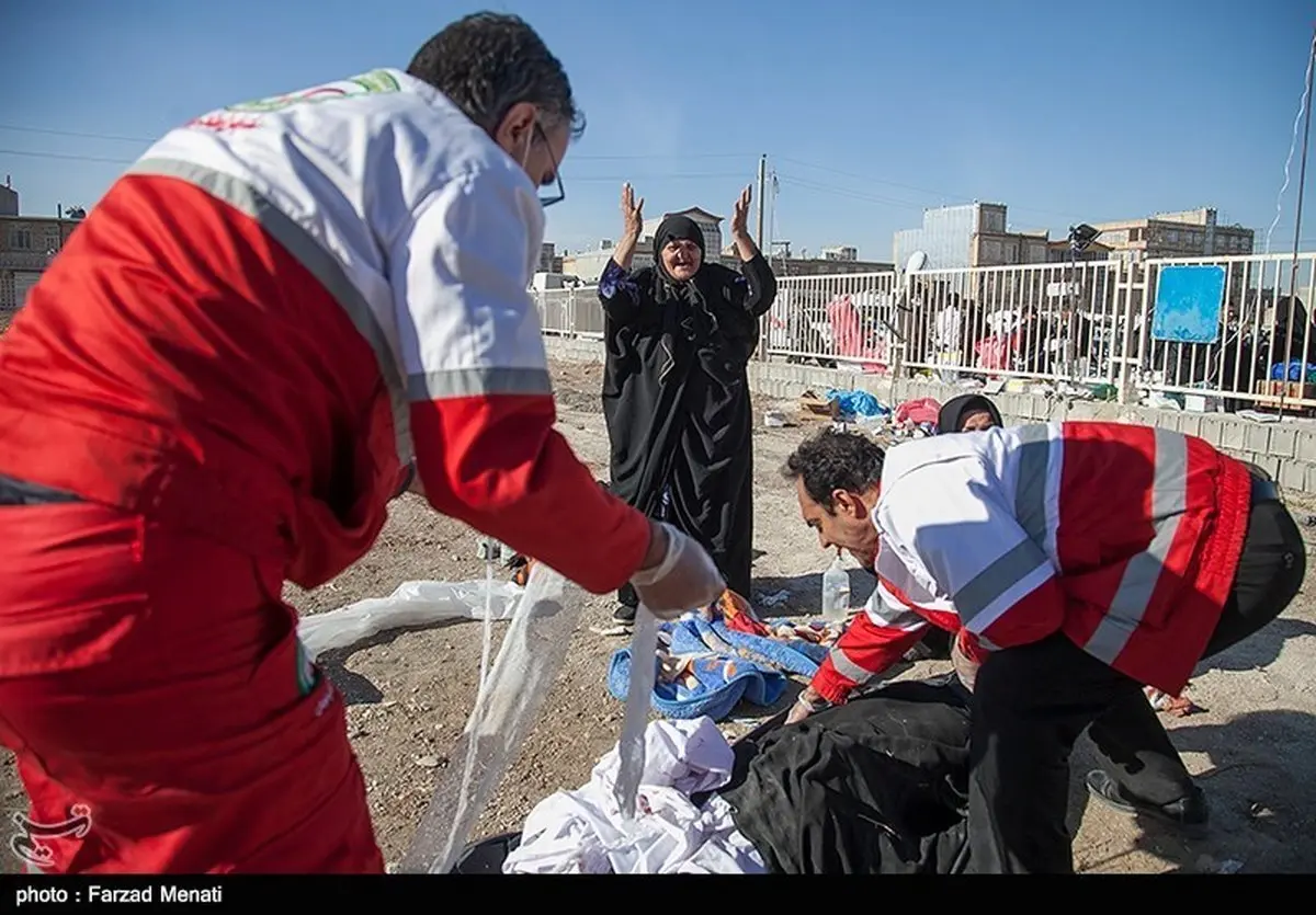 تصاویری دردناک از امداد و نجات در مناطق زلزله زده