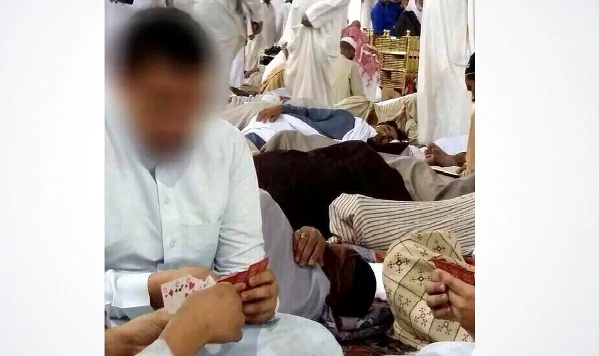 بازی برادران سعودی در مسجد النبی(ص) جنجال آفرین شد+عکس