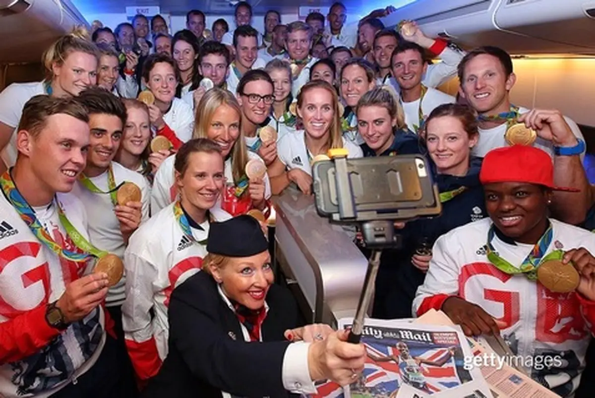 سلفی مهماندار هواپیما با ورزشکاران انگلیس!/عکس