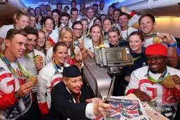 سلفی مهماندار هواپیما با ورزشکاران انگلیس!/عکس